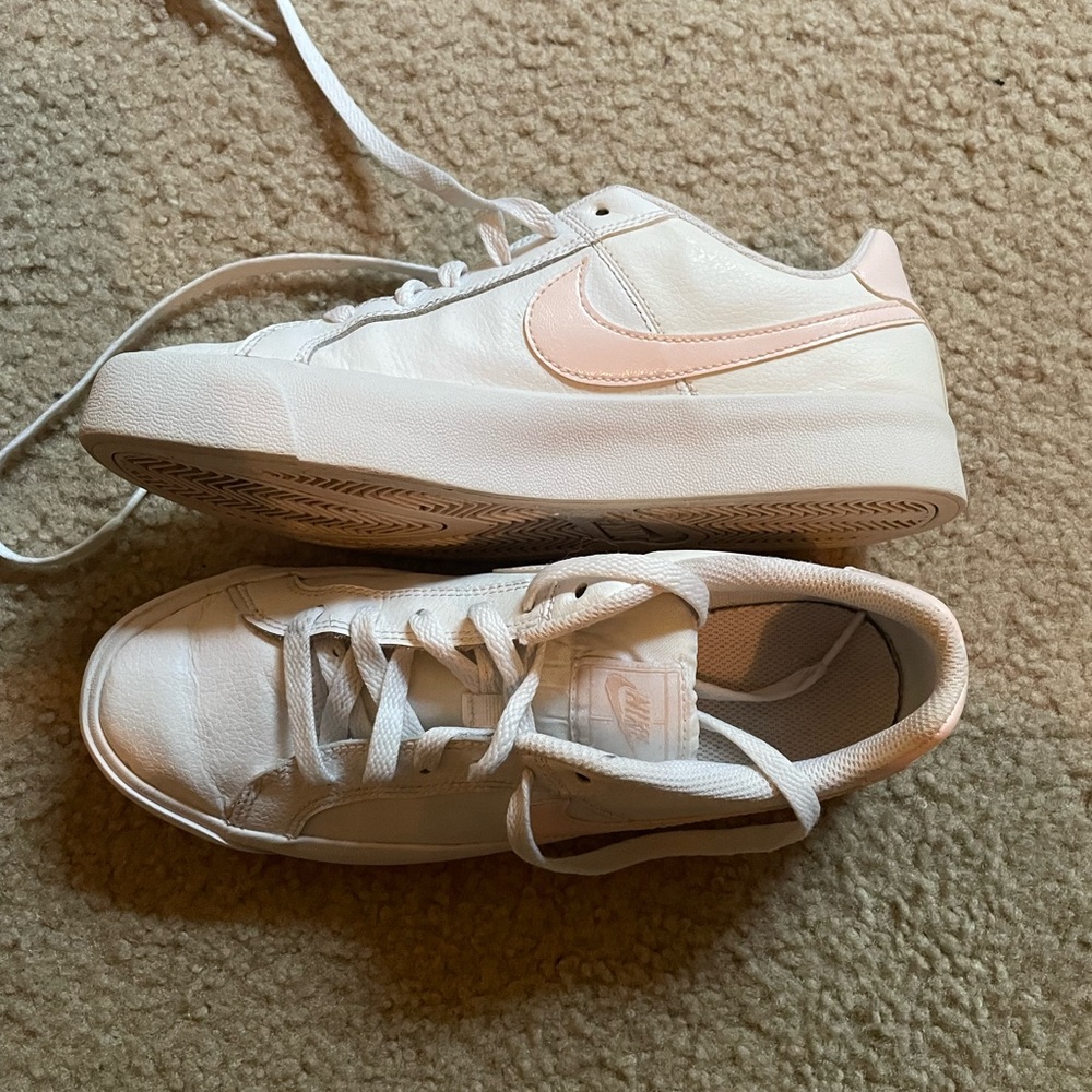 Nike Sneaker - baby pink swoosh